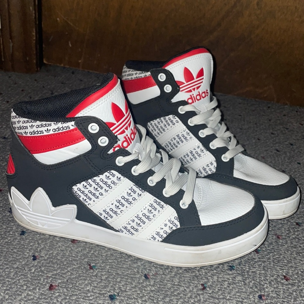 Adidas Size 6Y (7.5 Womans)